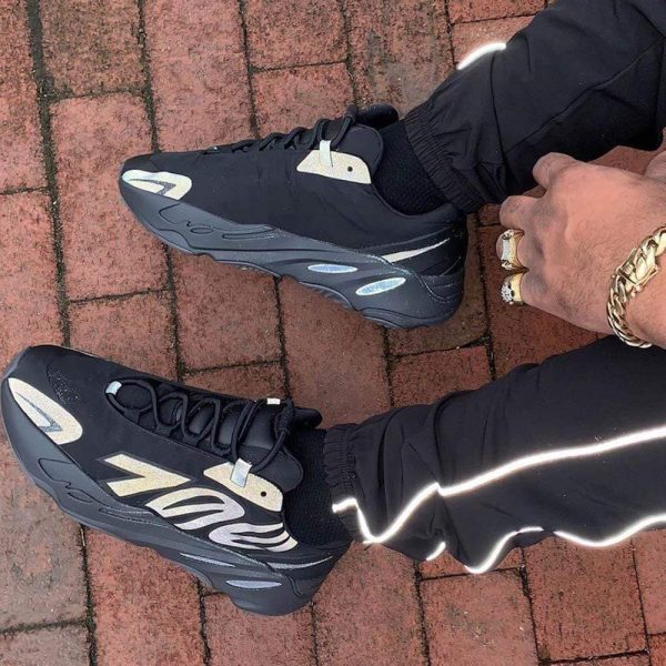 Yeezy Boost 700 MNVN Triple Black FV4440-5